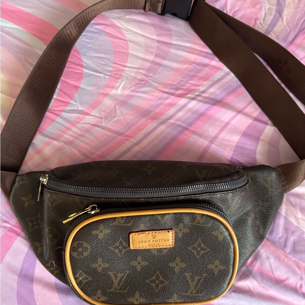 Louis Vuitton crossbody Fanny (copycat). Looks authentic.